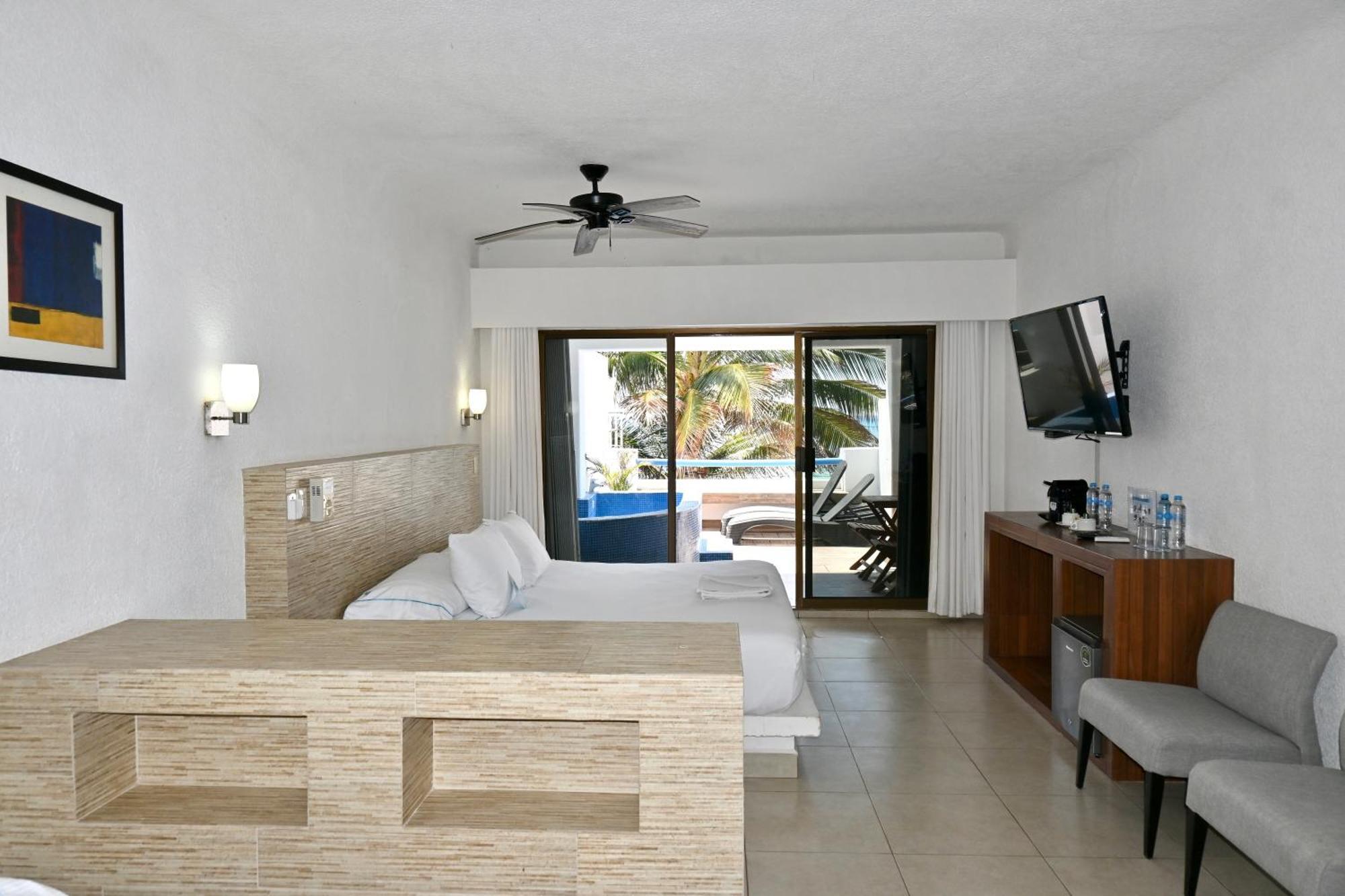Pelicano Inn Playa Del Carmen - Beachfront Hotel Buitenkant foto