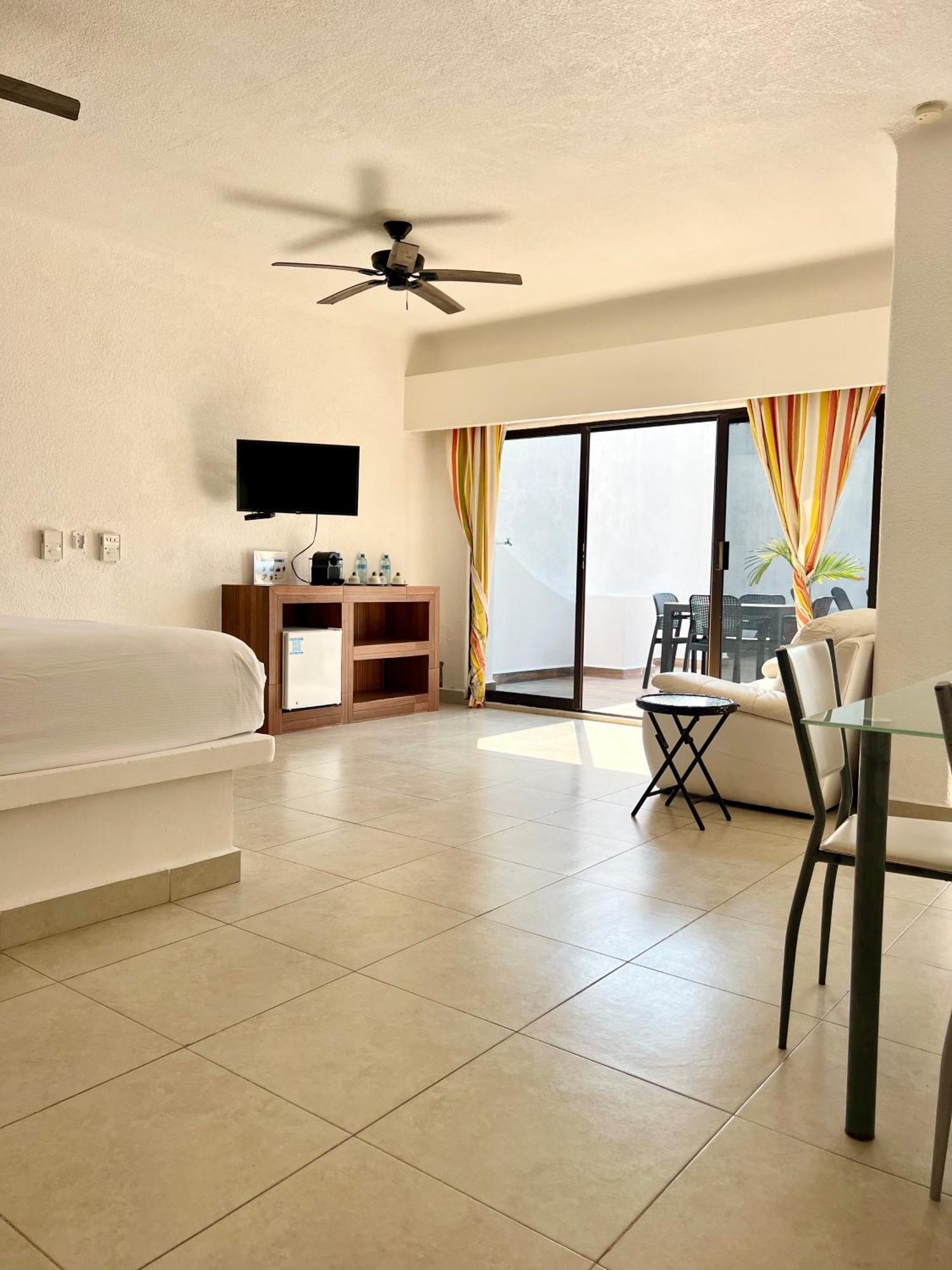 Pelicano Inn Playa Del Carmen - Beachfront Hotel Buitenkant foto