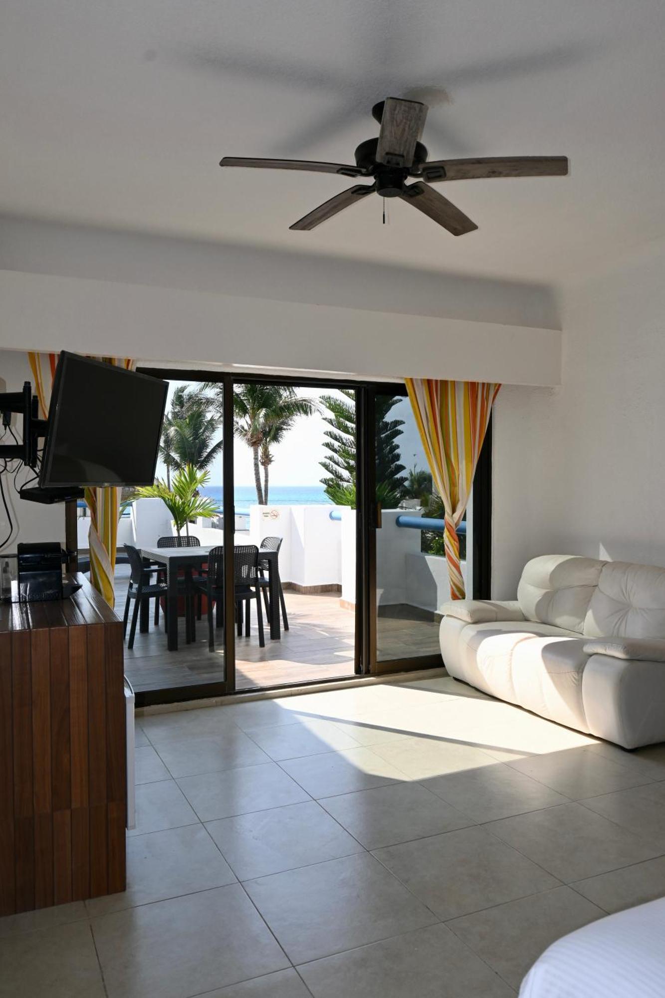 Pelicano Inn Playa Del Carmen - Beachfront Hotel Buitenkant foto