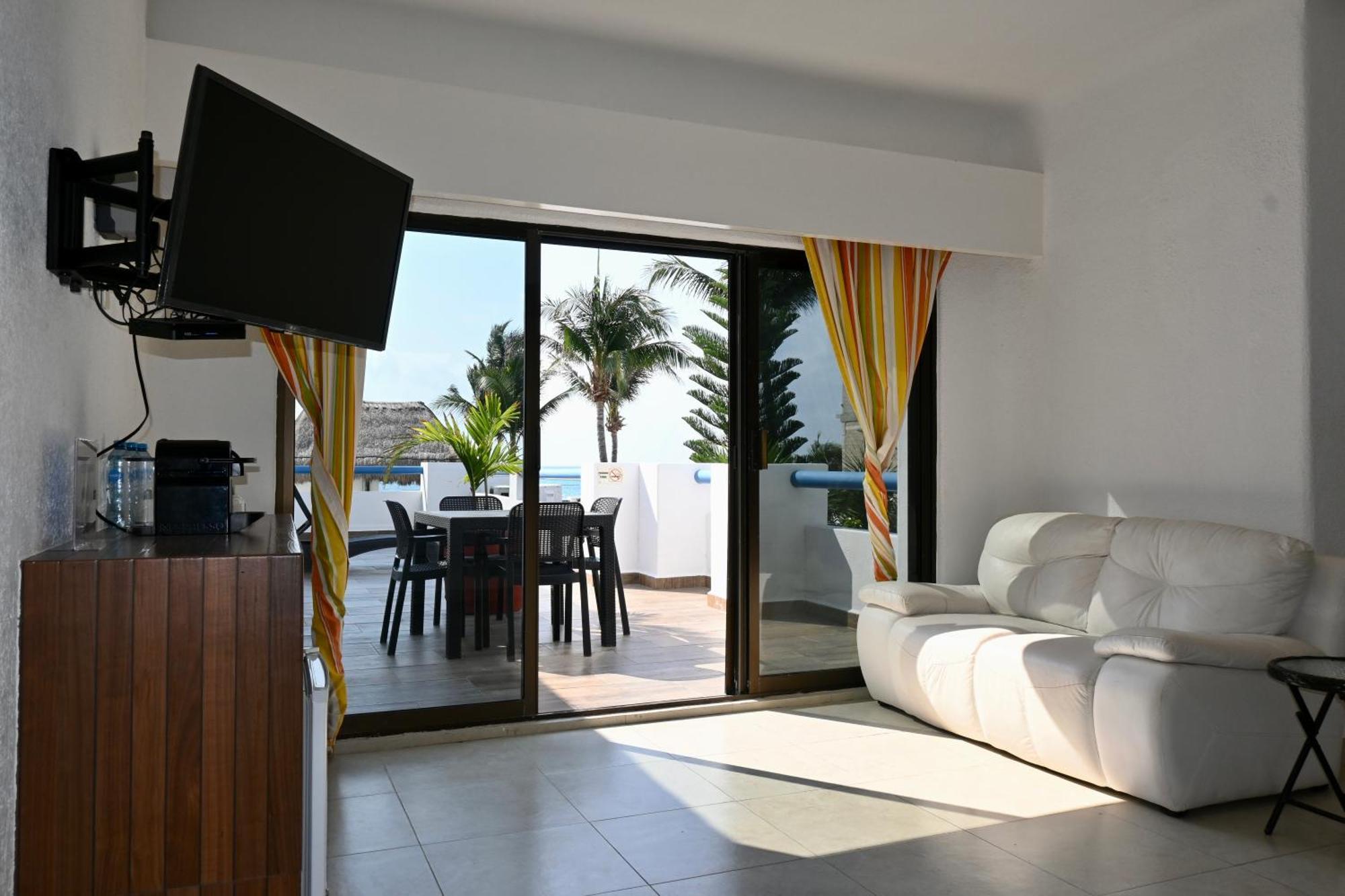 Pelicano Inn Playa Del Carmen - Beachfront Hotel Buitenkant foto